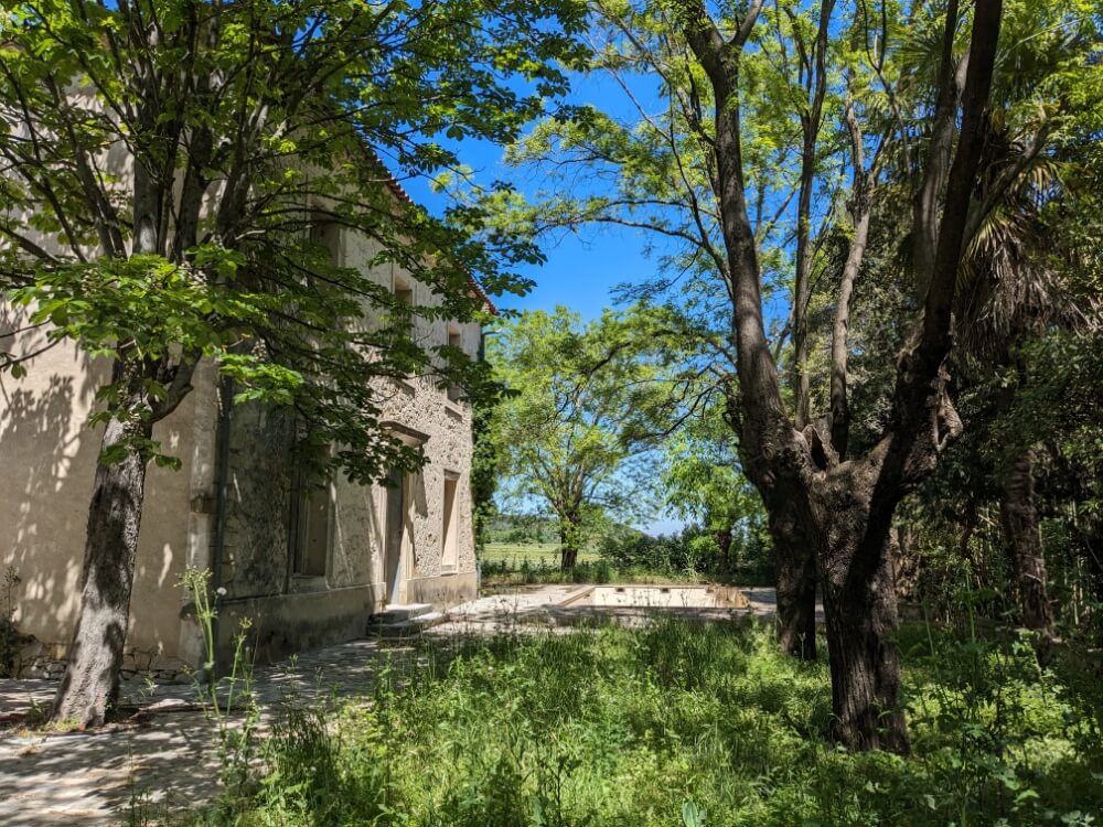 Maison avec jardin, illustrant l'engagement d'Arboras Conseil pour un diagnostic sûr et responsable des arbres