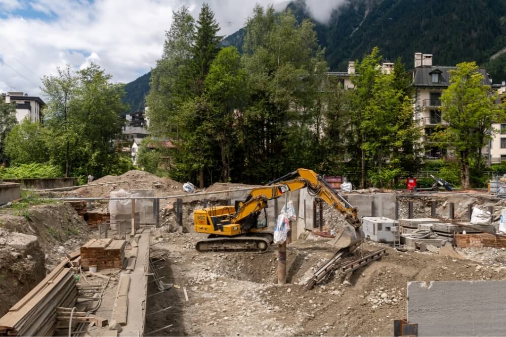 Intégration des arbres dans un projet immobilier, avec protection et préservation des espaces verts pendant les travaux de construction.